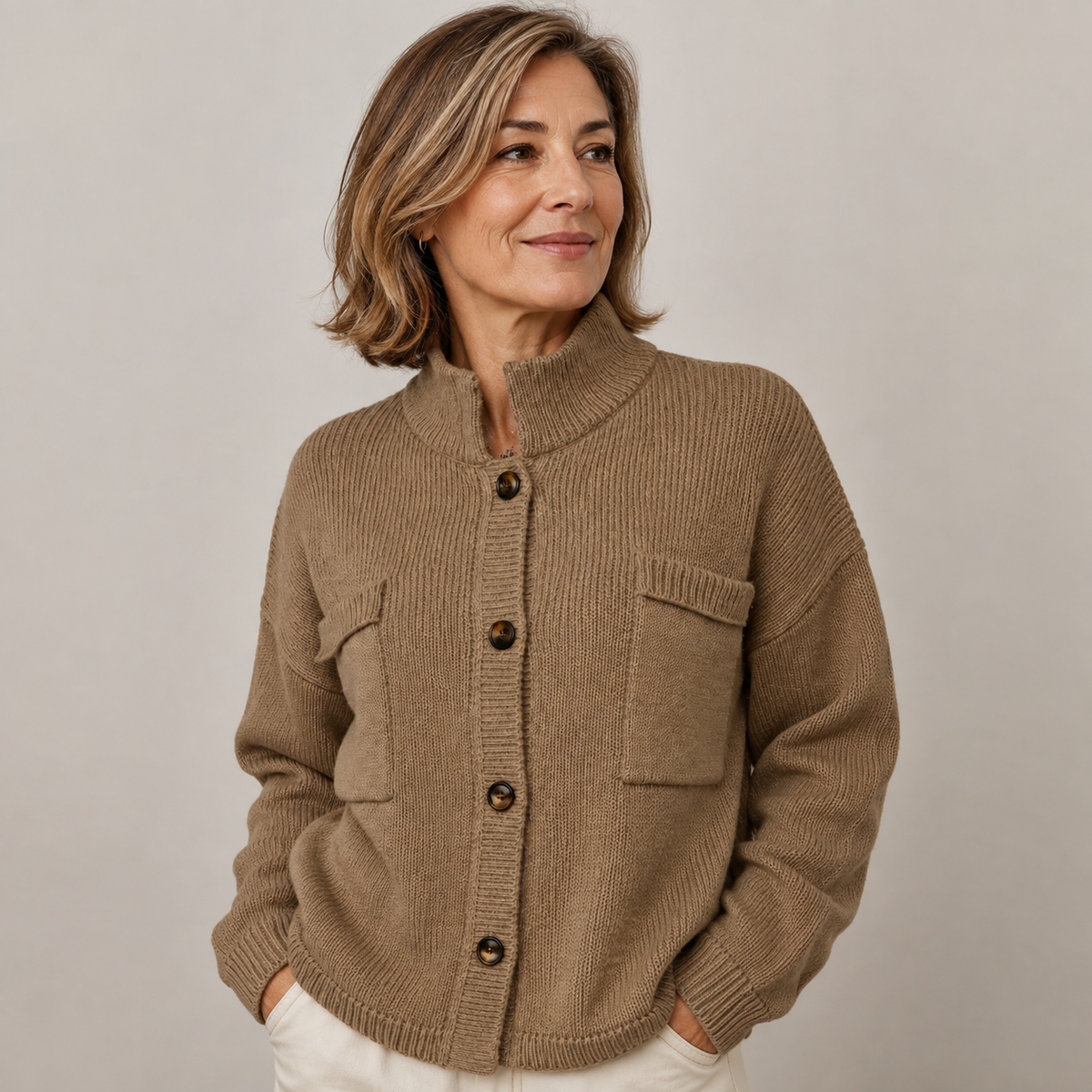 Augusta™ Cárdigan con botones y cuello alto